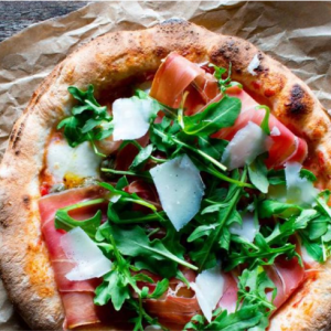 Pizza de jamón serrano y rúcula